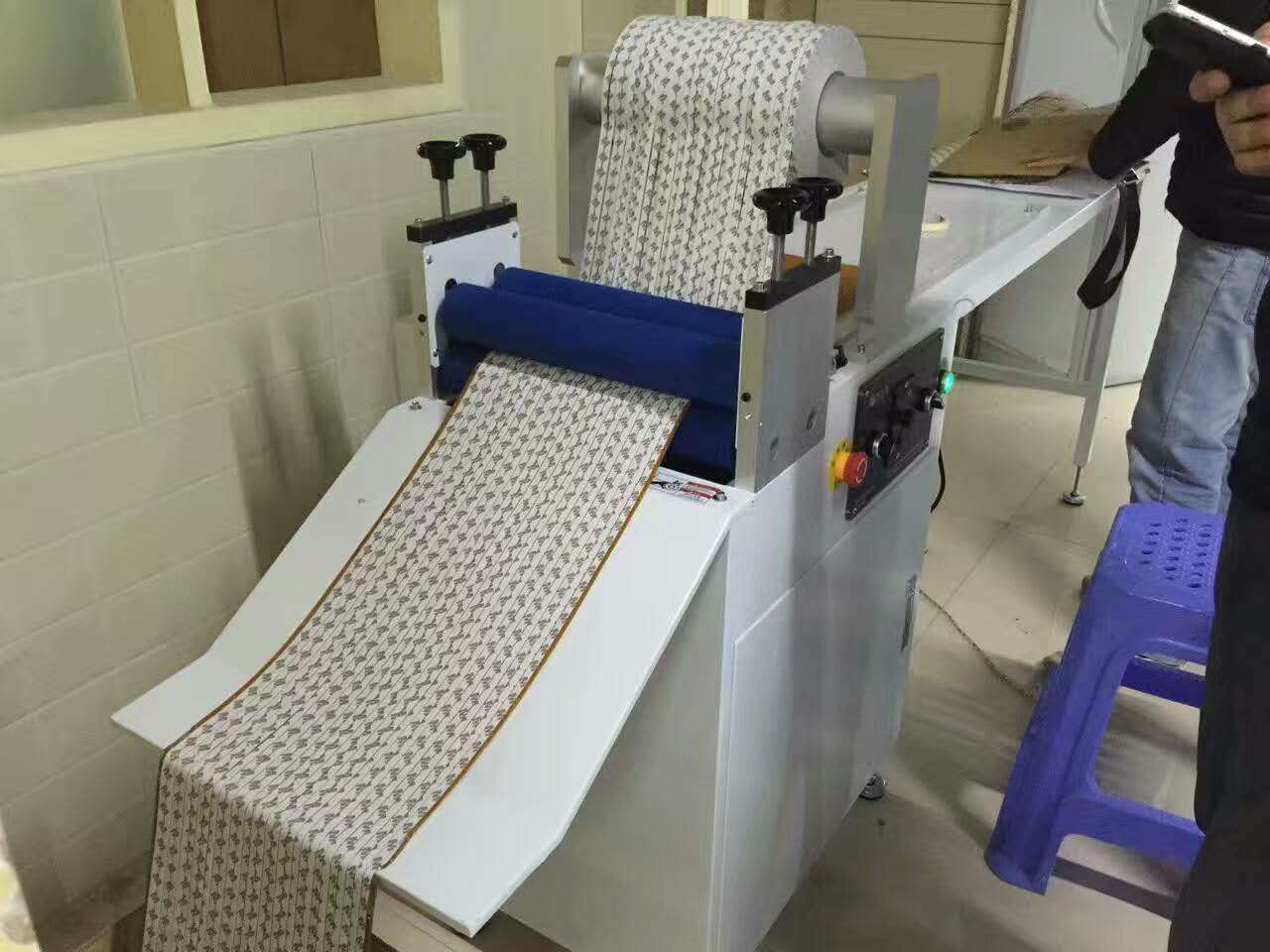 燈條貼膠機(jī)