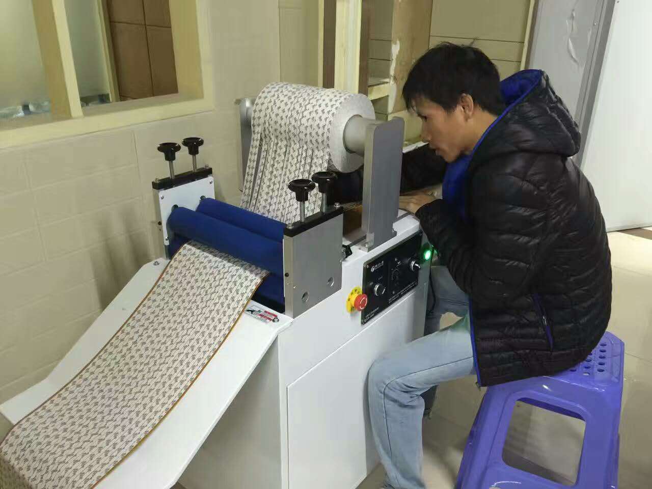 燈帶貼膠機(jī)